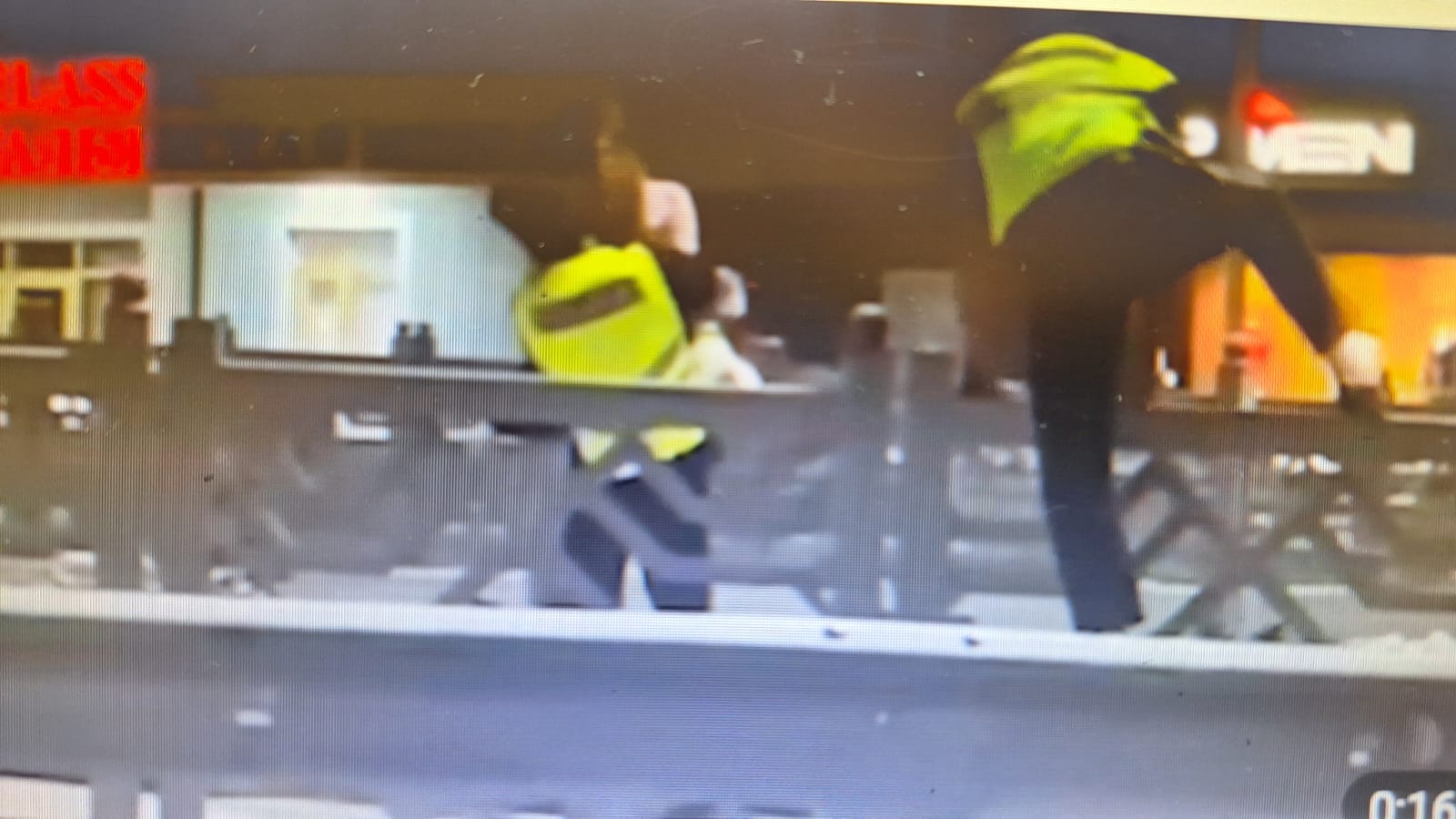 “За секунду до трагедии”: еще одну жизнь спасли полицейские в Шымкенте