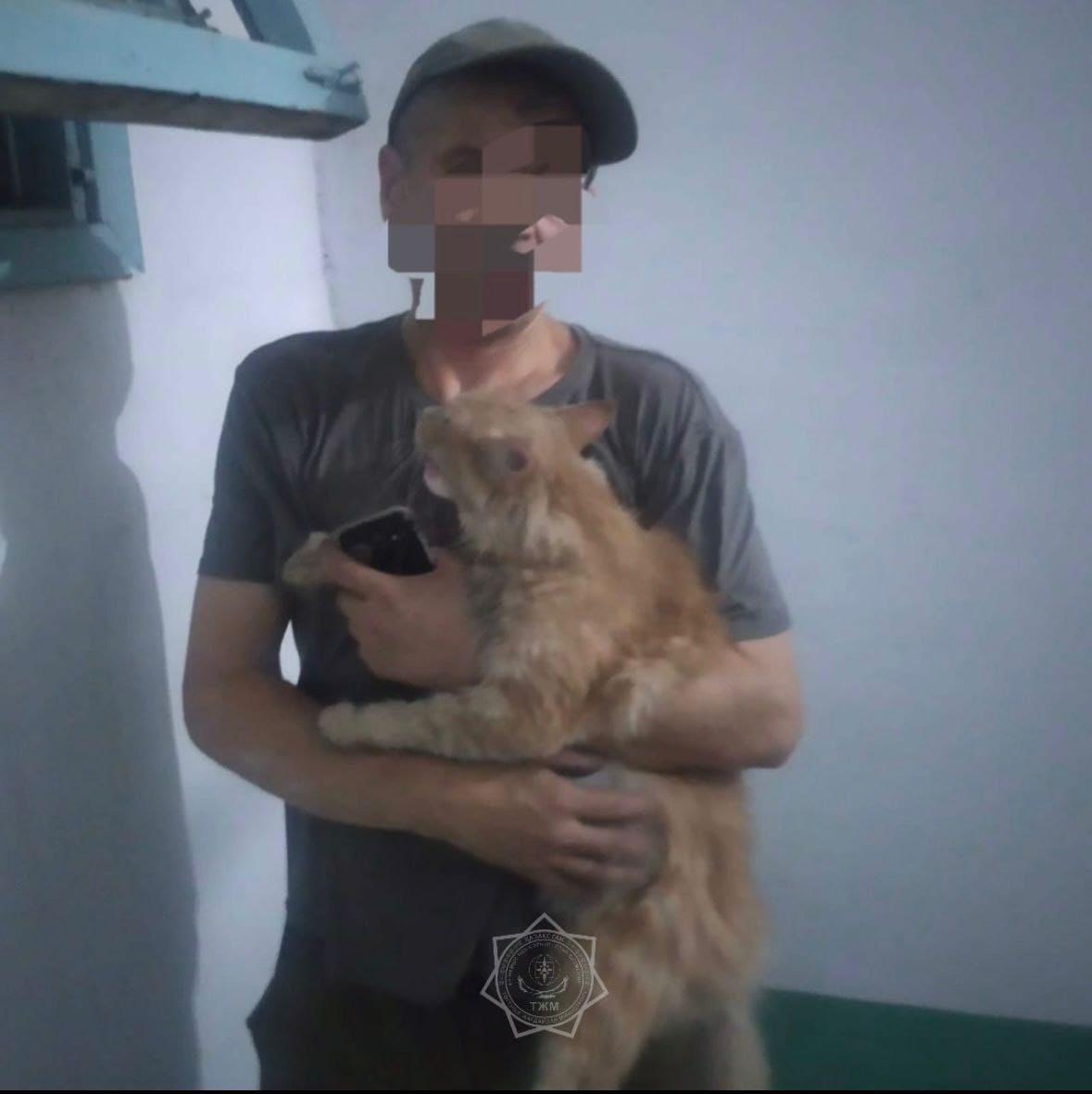 При пожаре в квартире спасатели ВКО эвакуировали 10 жителей