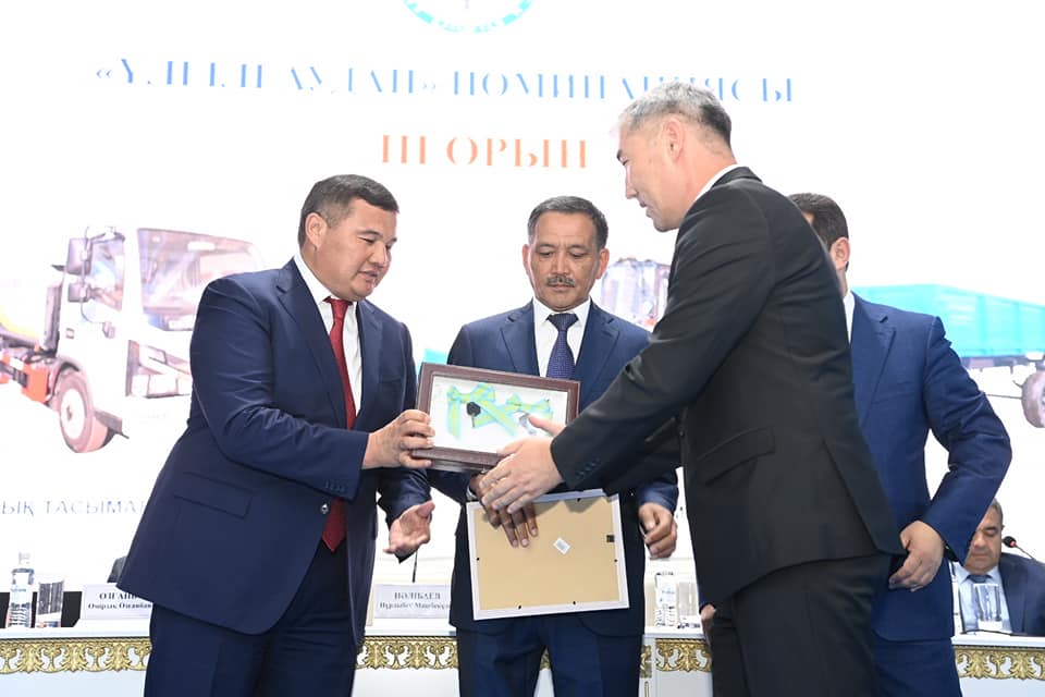 Үлгілі елді мекендерге 19 арнайы техника мен 15 миллион теңгенің сертификаттары табысталды