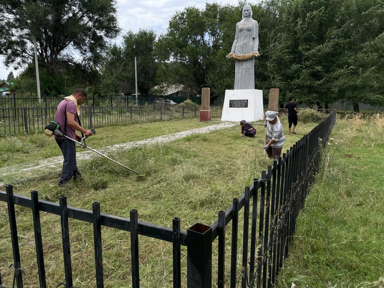 Қырбалтабай ауылық округі бойынша  “Отан Ана” ескерткішінде өсіп кеткен арамшөптерін шабу жұмыстары жүргізілді.