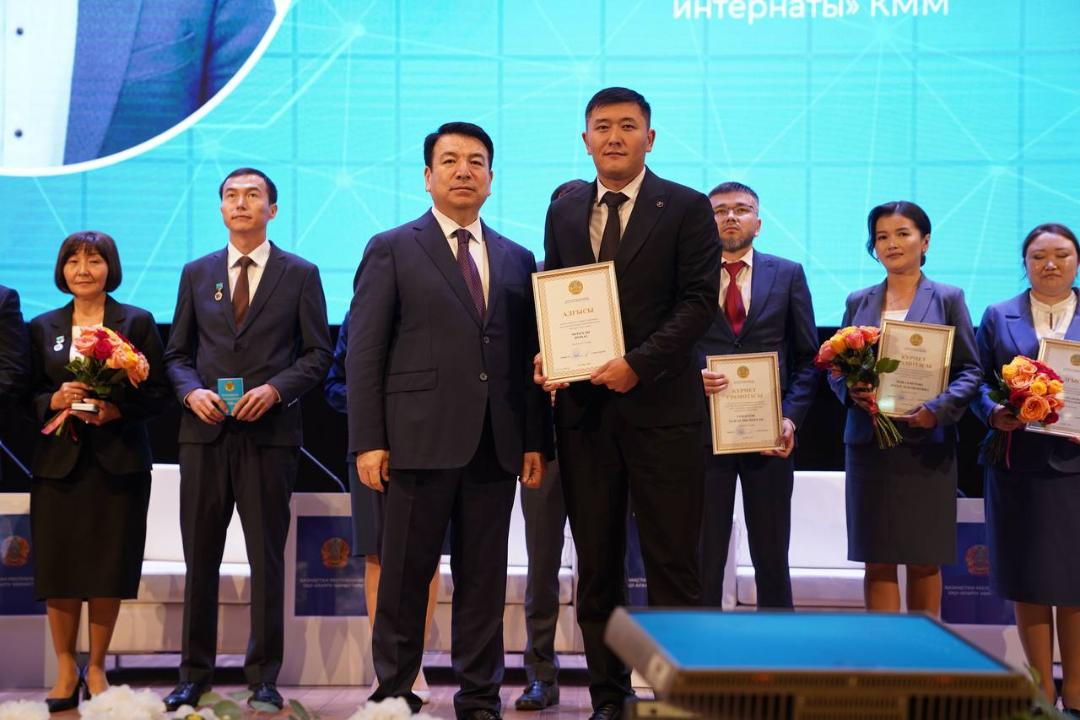 Министр просвещения вручил ведомственные награды 1500 казахстанским педагогам