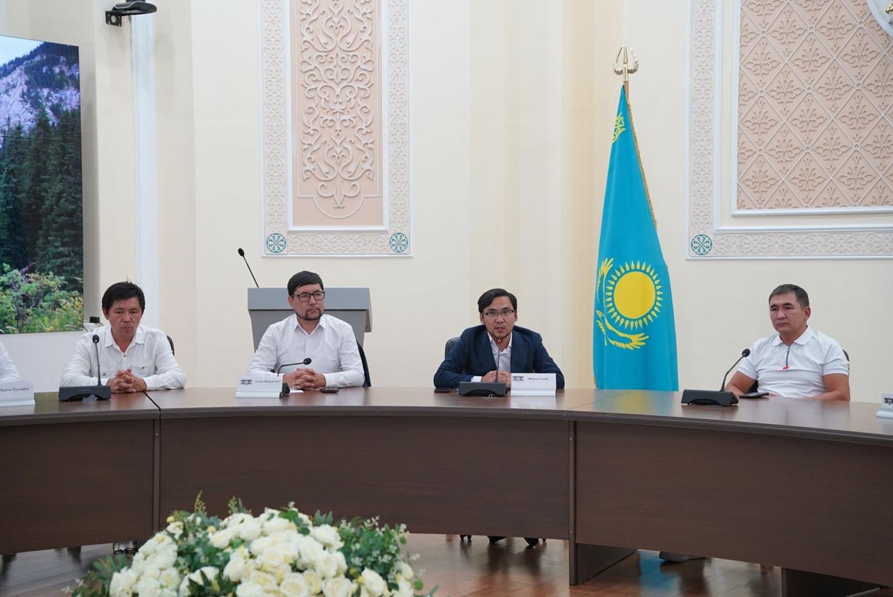 Жетісу облысында "Alqa" жастар әдеби клубының көшпелі отырысы өтті