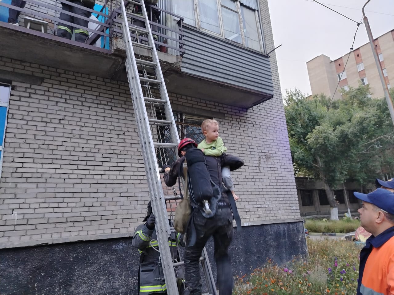 При пожаре спасатели эвакуировали 15 жителей.