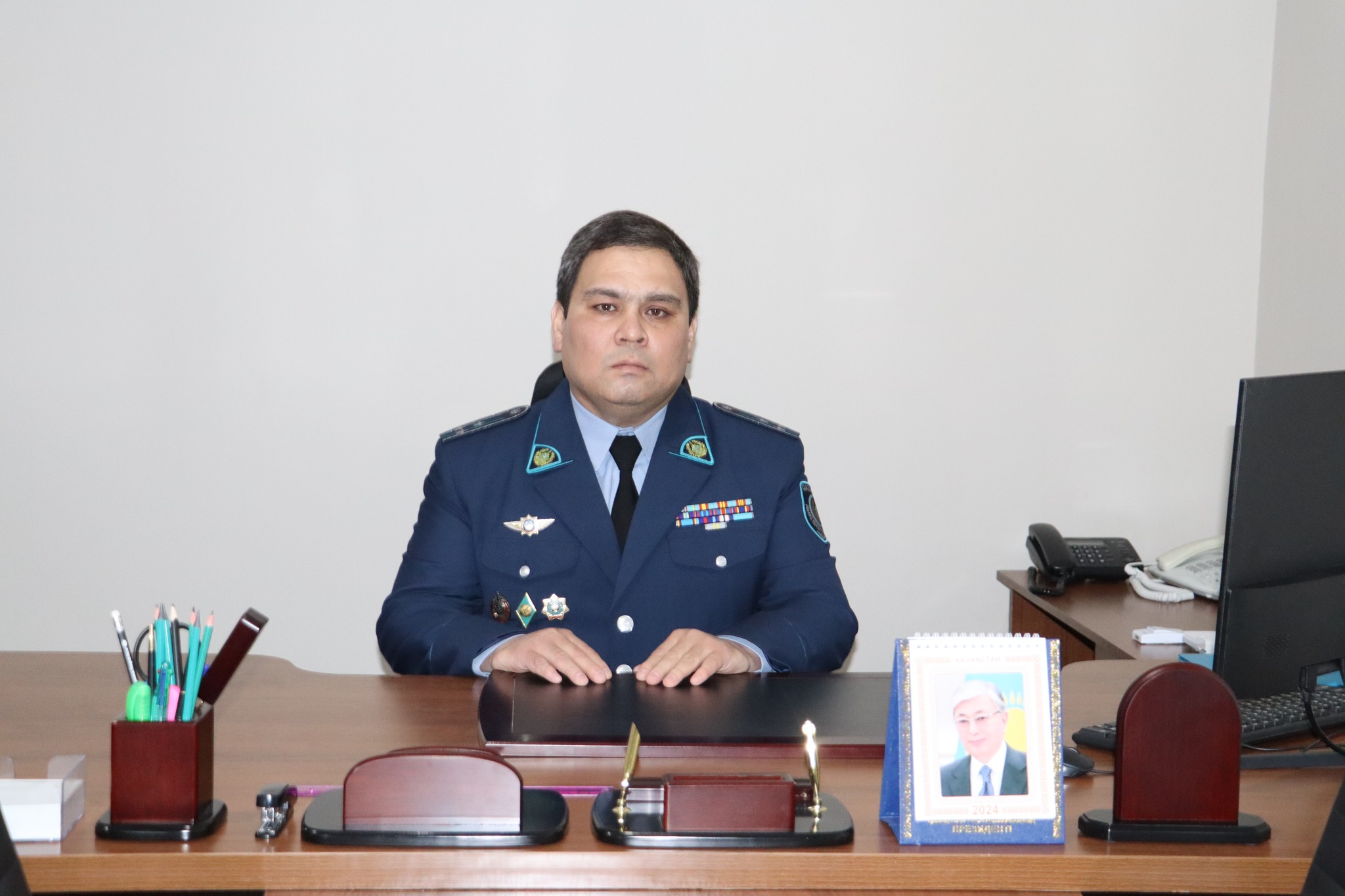 Қыздар көпшілік алдында