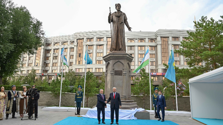 Фитнес және аэробика эротикасымен айналысатын шашы бар қыздар тобы