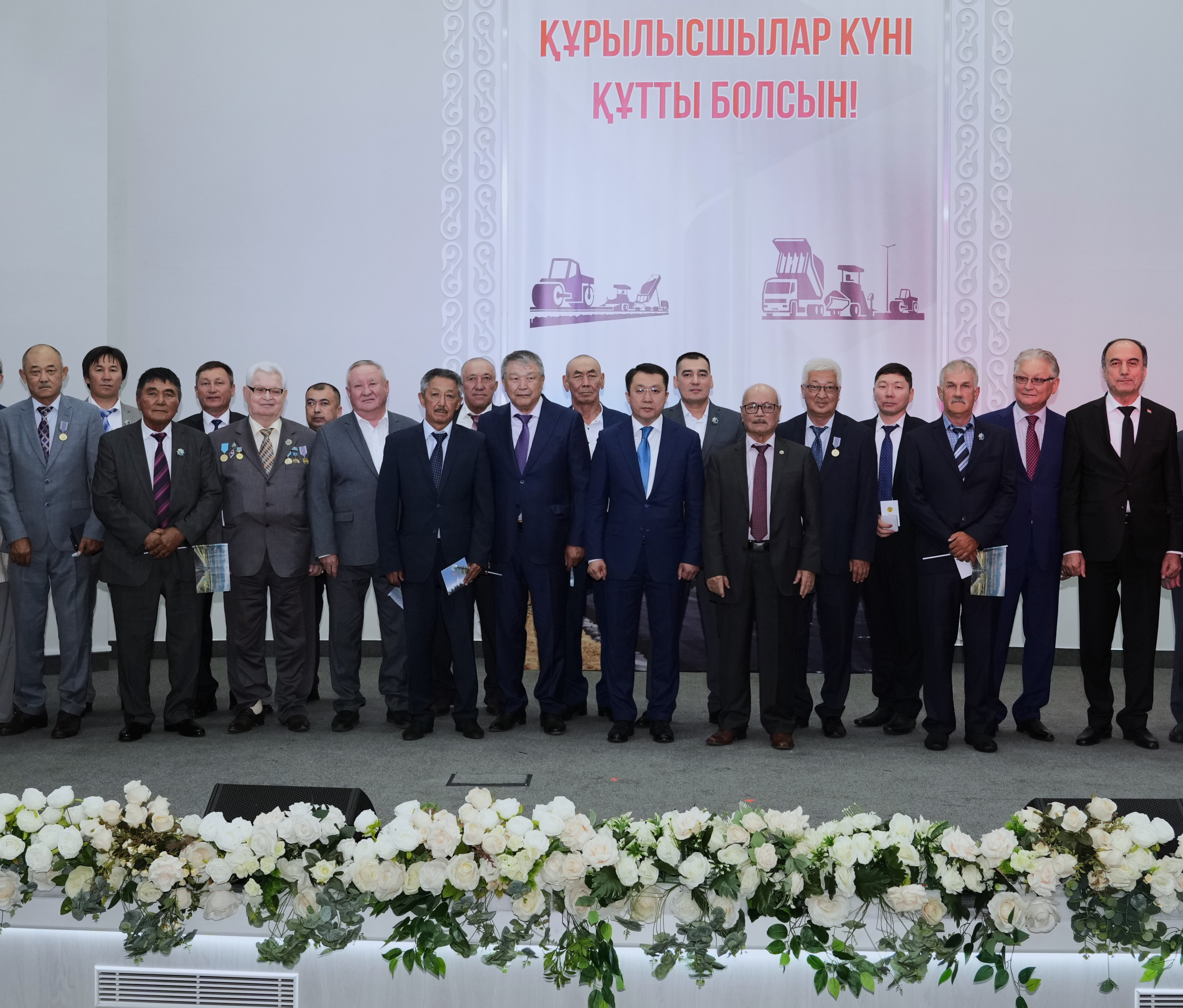 Чествование лучших специалистов автодорожной отрасли и укрепление международного сотрудничества: в Минтрансе отметили День строителя