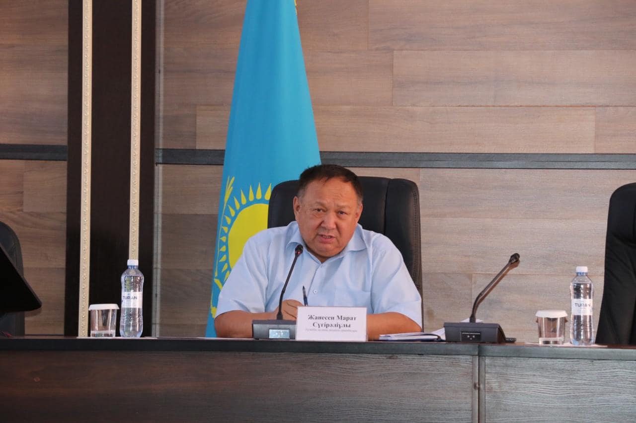 Үстел астындағы кеште минет