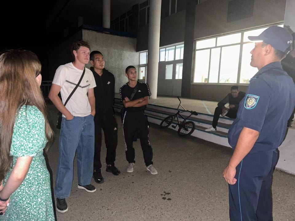 Әкімдік қызметкерлері кәмелетке толмағандар істері жөніндегі инспектормен бірлесіп, ересектердің еріп жүруінсіз тәуліктің қараңғы уақытында жасөспірімдерді анықтауға рейд жүргізді.