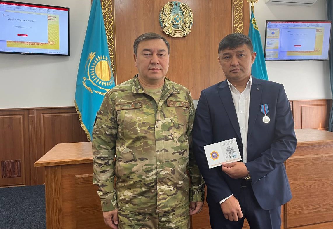 Елордада өртеніп жатқан пәтерден қыз баланы құтқарып қалған ер адам марапатталды