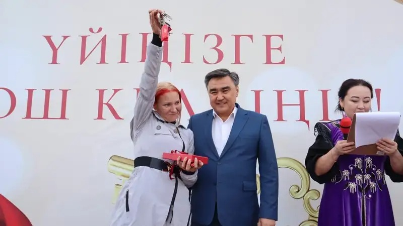 Ключи от новых квартир пострадавшим от паводка вручили в Аркалыке