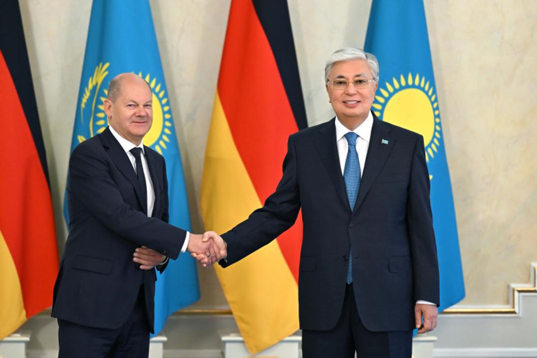 Der Präsident Kasachstans Kassym-Schomart Tokajew und der deutsche Bundeskanzler Olaf Scholz führten Gespräche im engen Kreis