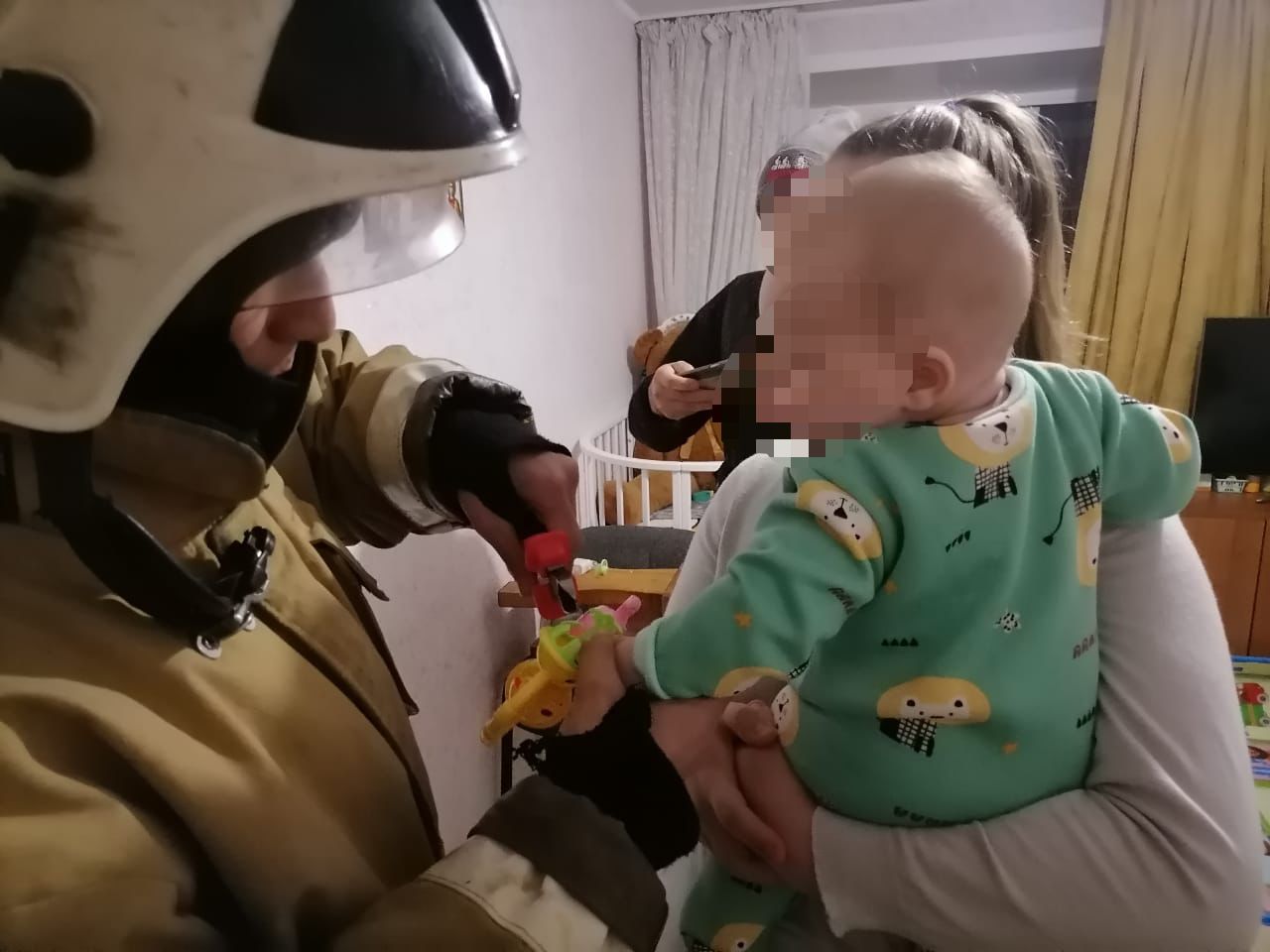 В городе Риддер палец пятимесячного малыша застрял в детской игрушке.