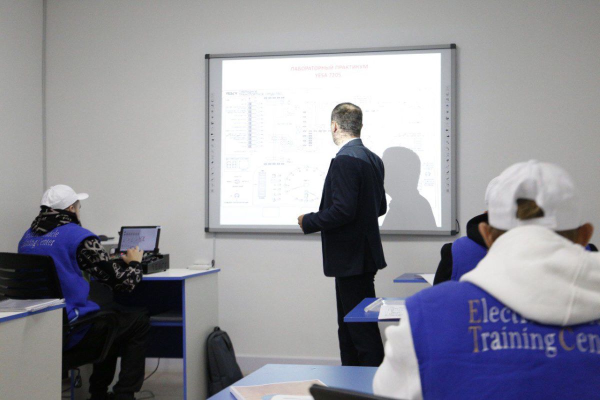 Более 200 будущих прикладных бакалавров проходят обучение  в первом в республике тренинг-центре по диагностике и обслуживанию электромобилей