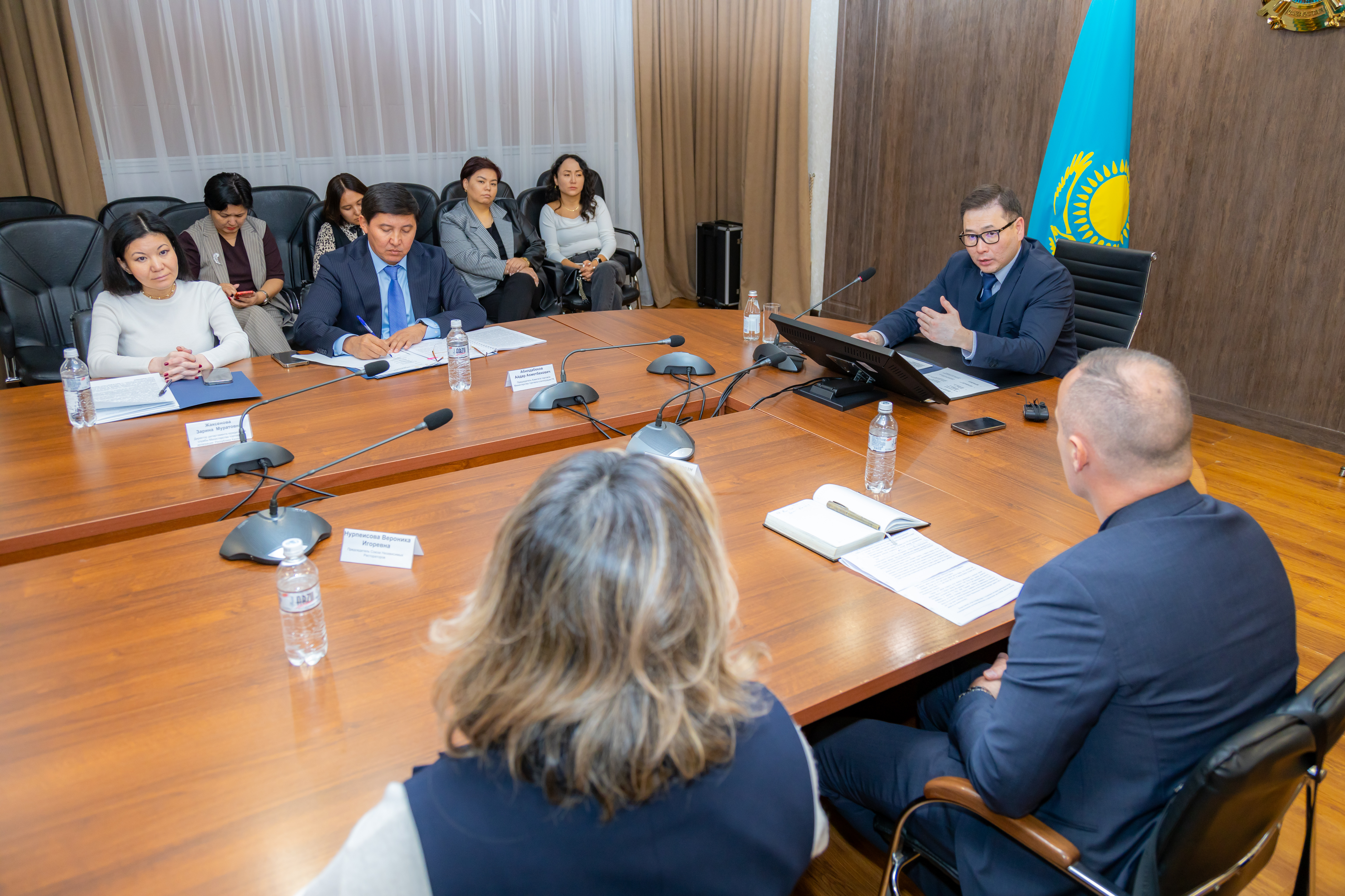 ҚР Сауда және интеграция министрі Арман Шаққалиев бизнеспен қоғамдық тамақтану орындарында қызмет көрсеткені үшін 10% төлем алудың заңдылығын және мекемелердегі депозиттік жүйенің ережелерін  талқылады