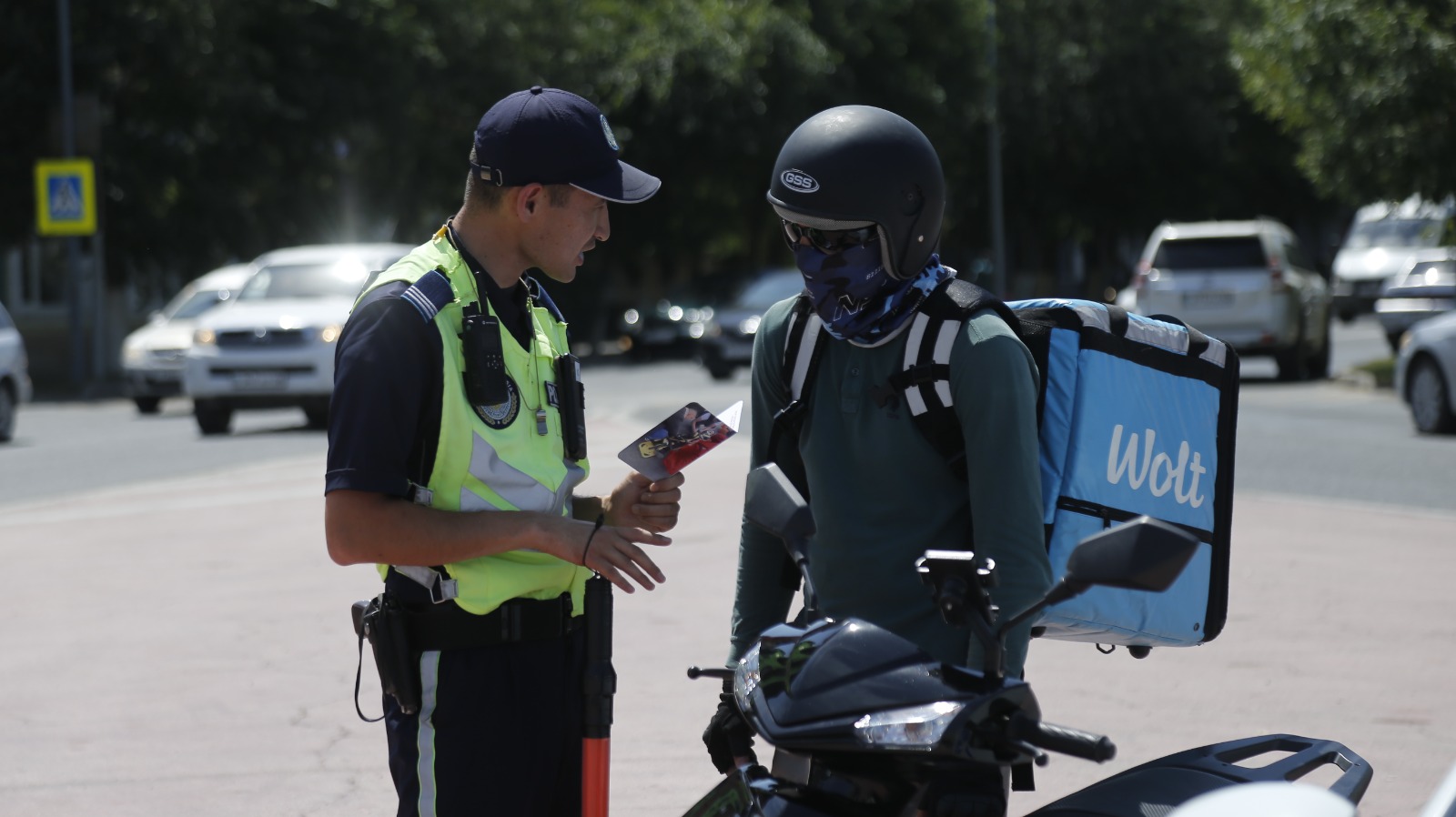 Полицейлер мотокөлік жүргізушілерін жолда сақ болуға шақырады