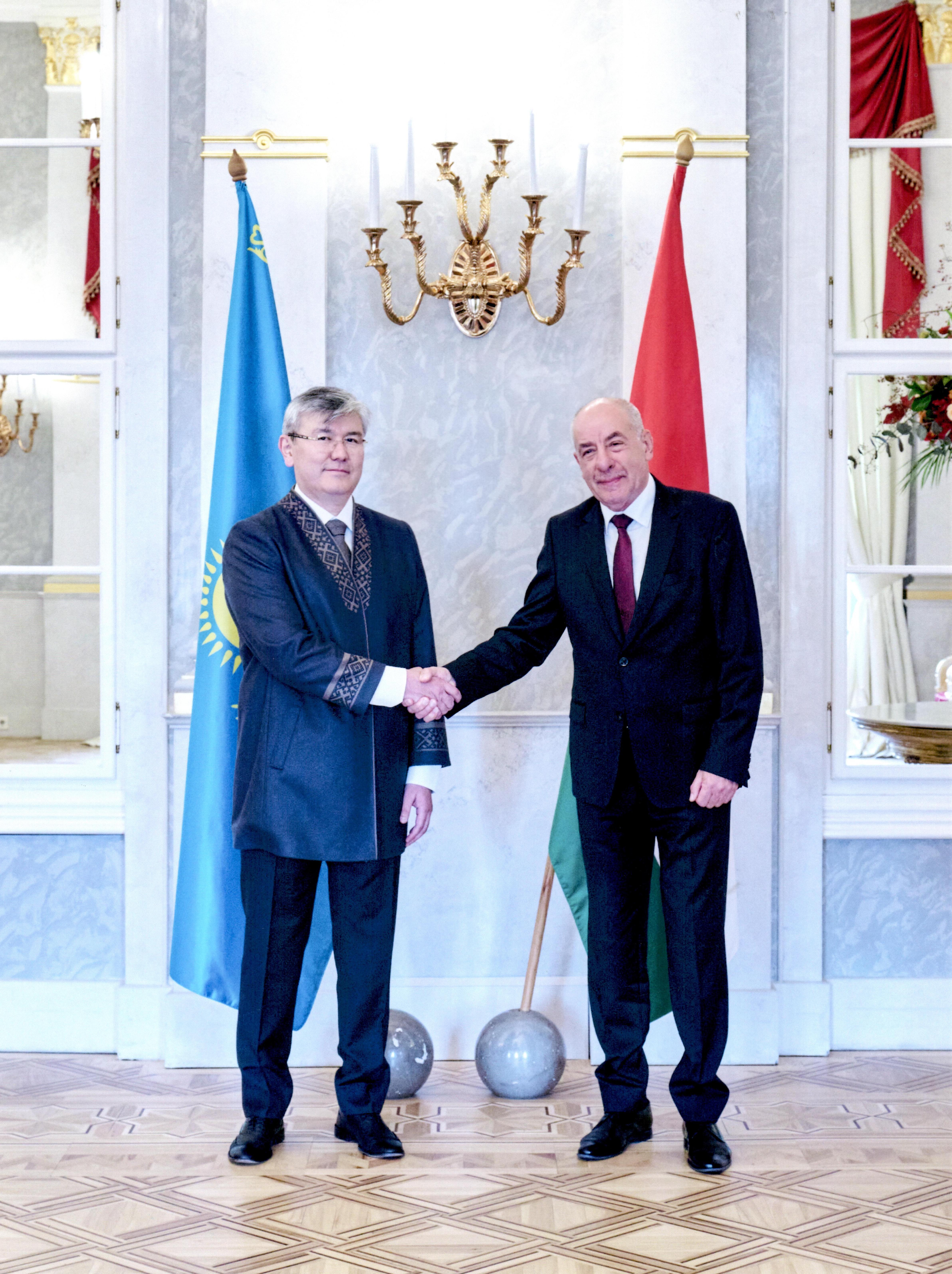 Kazaksztán nagykövete átadta megbízólevelét a Magyarország köztársasági elnöknek