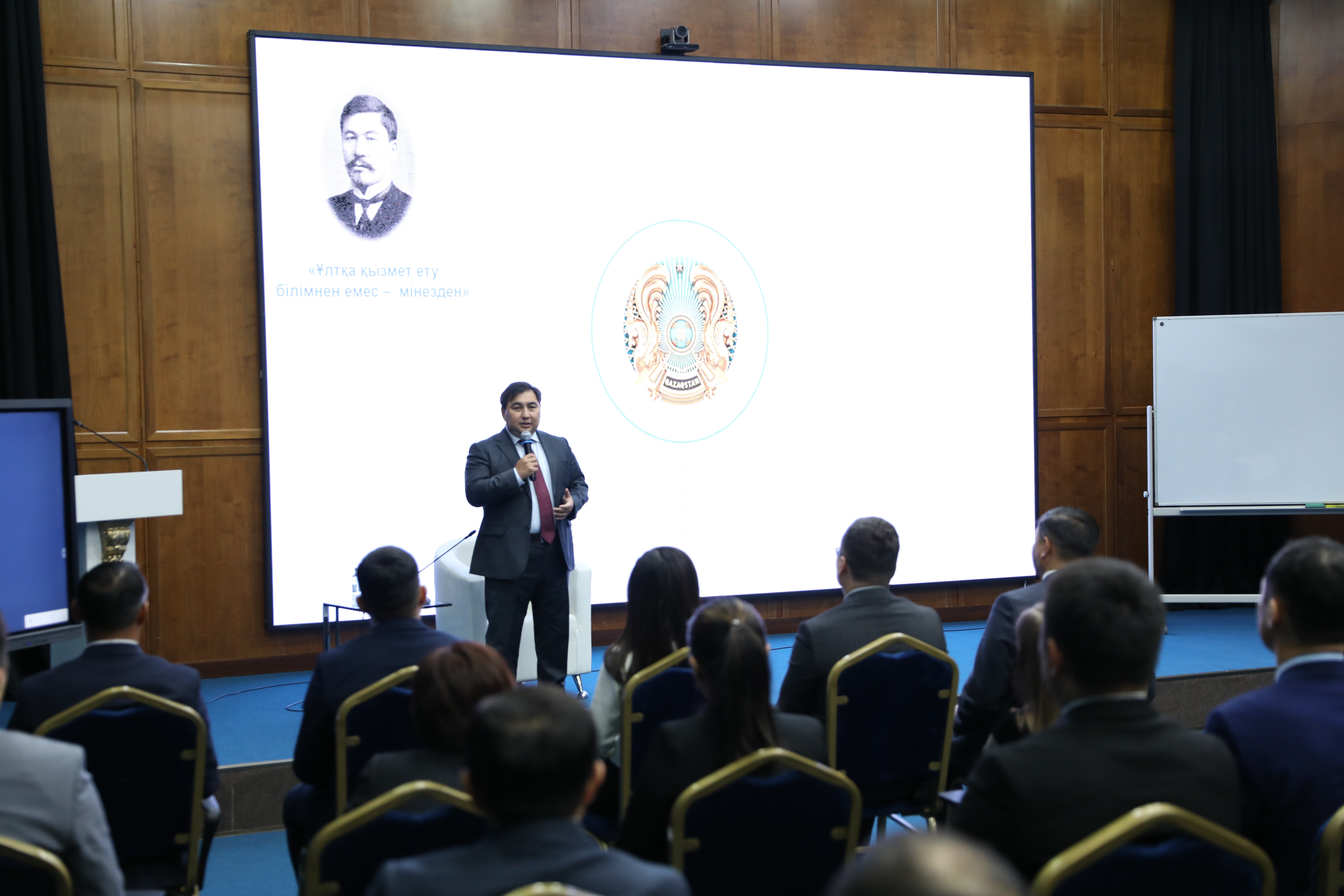 The Chairman of the Agency for Civil Service Affairs met with Master's and Doctoral students of the Academy of Public Administration