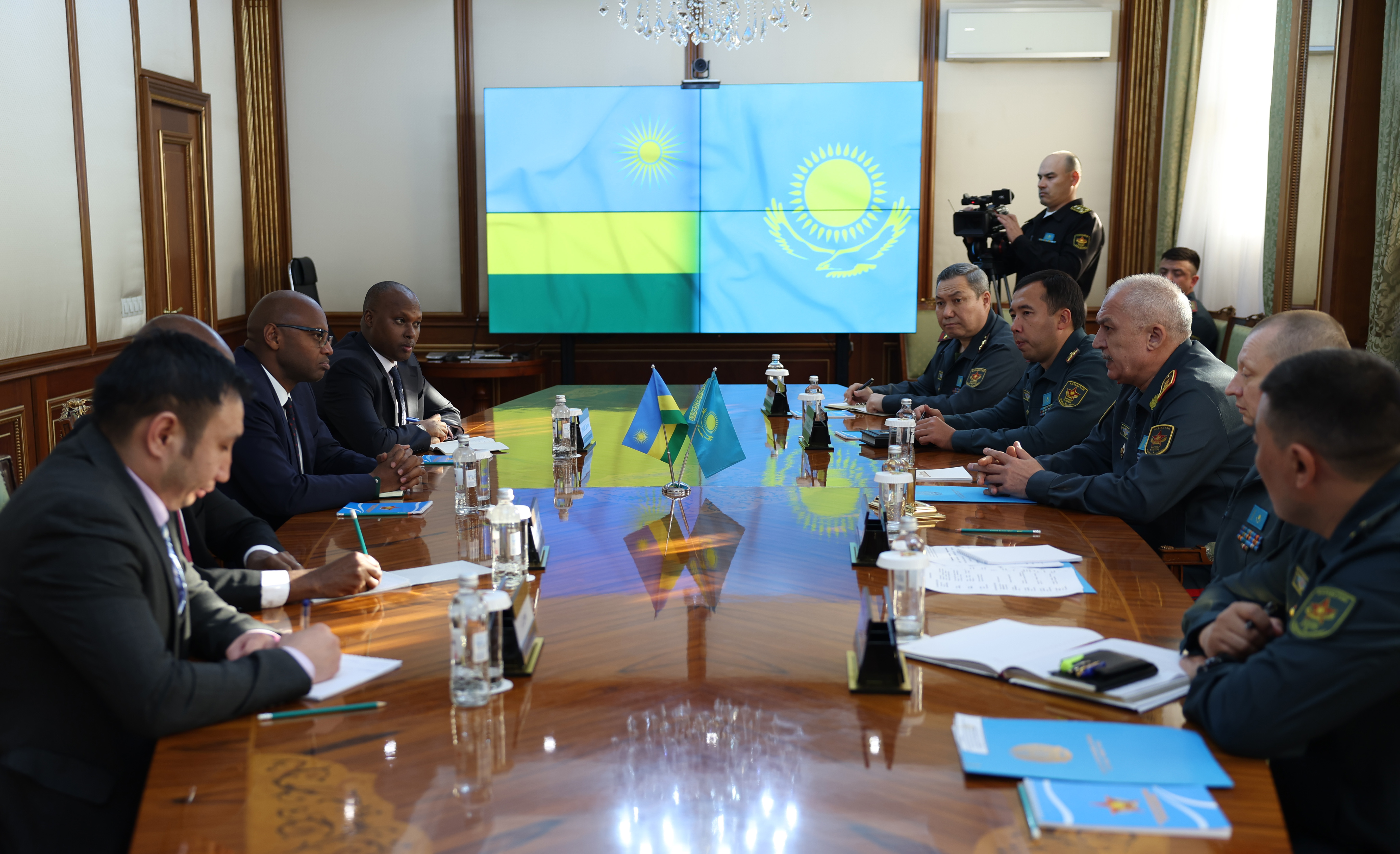 Қазақстан Қорғаныс министрі Руанда Президентінің өкілімен кездесті
