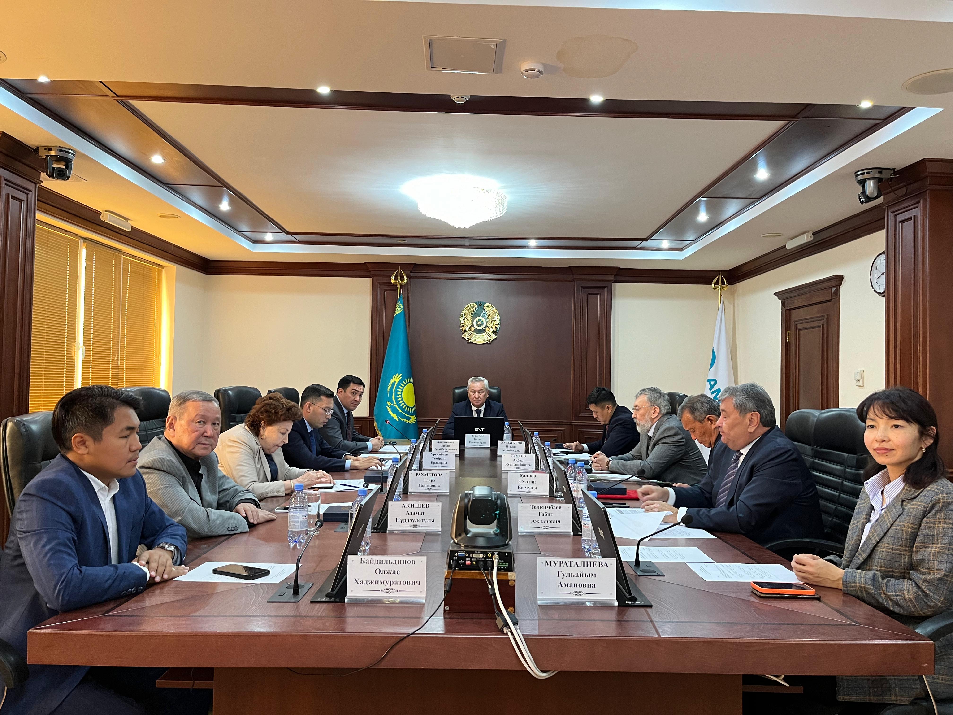 ҚР ЭМ Қоғамдық кеңесінің отырысында қазақстандық кадрларды оқыту және ҒЗТКЖ мәселелері талқыланды