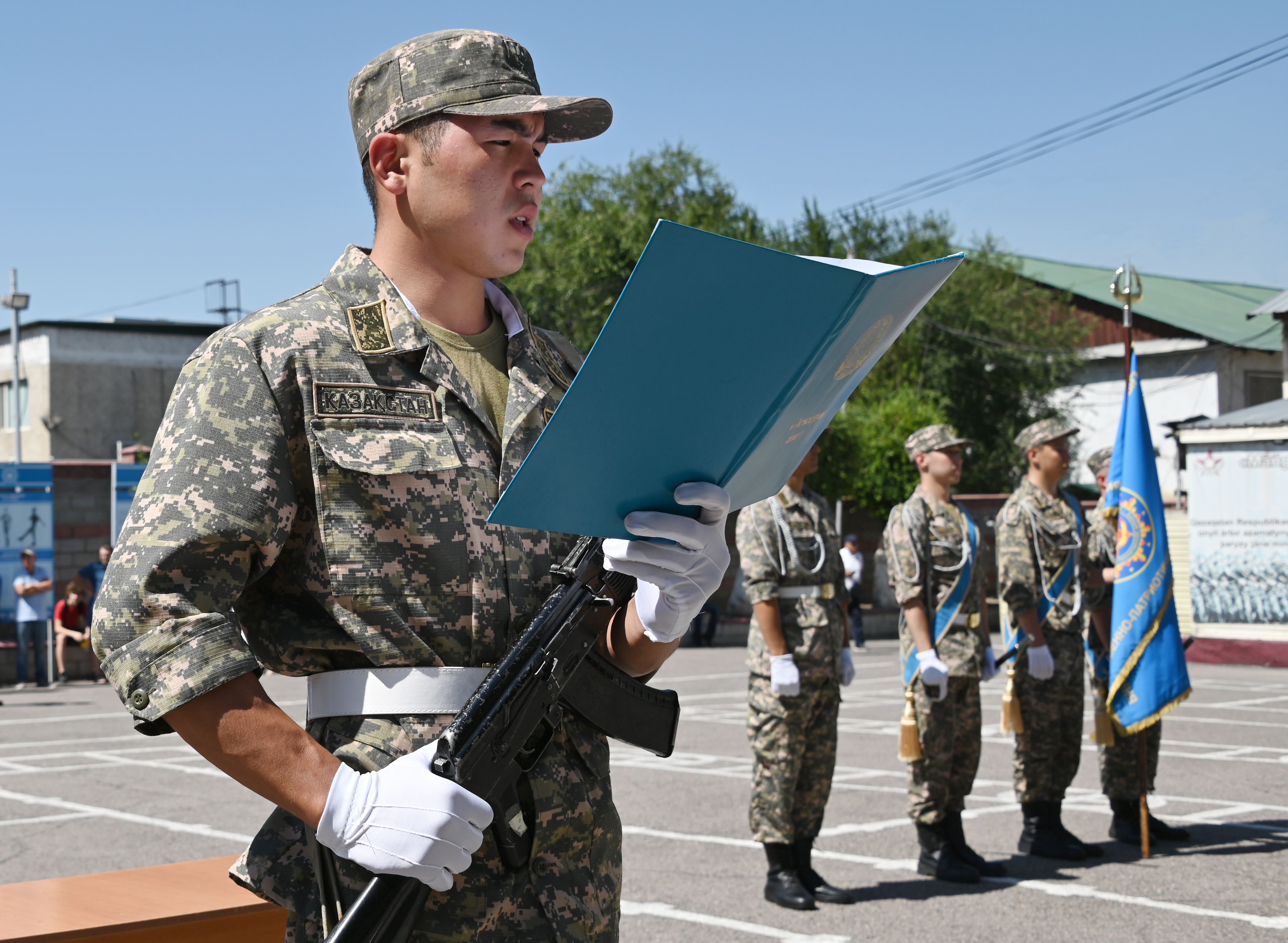 Выпускники ВТШ получили военный билет через  портал еGov