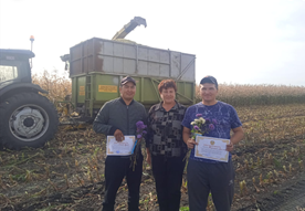 Еңбек күні қарсаңында Ноғайбай би ауылдық округінің әкімі Э.Л.Васильева «Надеждинское» ЖШС жұмысшыларымен кездесіп, оларға алғыс хаттар табыс етті, сонымен қатар олардың адал еңбектері үшін алғысын білдірді