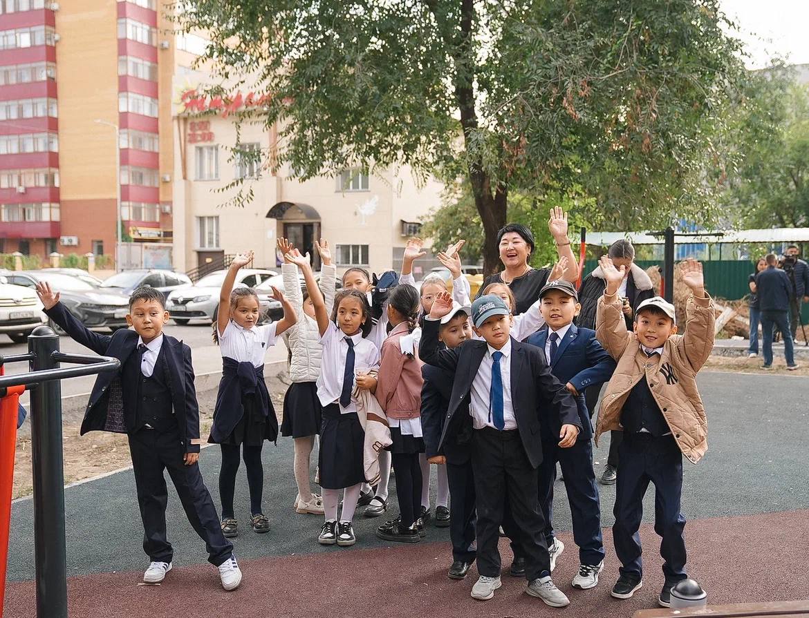 Во дворах Семея укладывают асфальт: в городе состоялось открытие одних из таких дворов.