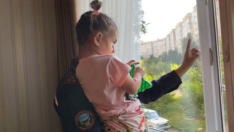 Қауіпсіз терезелер-балалардың қауіпсіздігі: ата-аналар нені білуі керек!