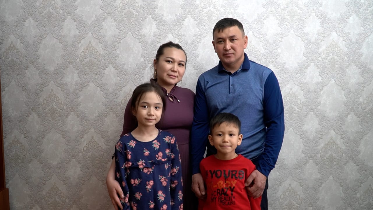 Таз жігіт тұрып қызды сиқыған