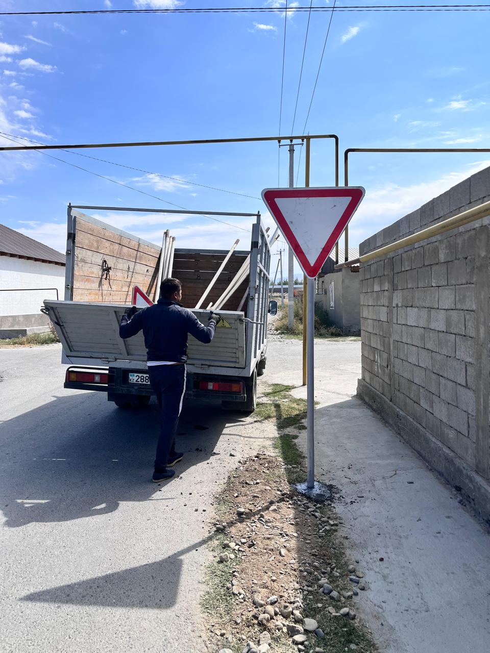Установка дорожных знаков согласовано с сотрудниками полиции Байзакского района