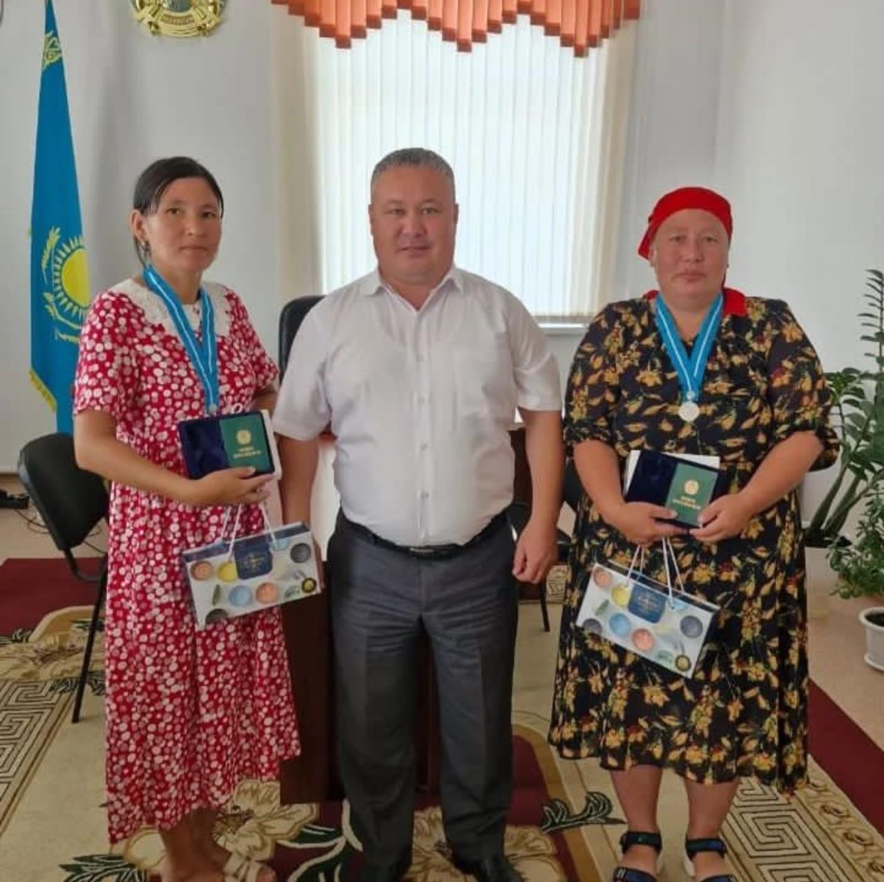 Қарабұтақ ауылдық округінің әкімі К.М. Байдрахманов ауылымыздын тұрғындары Колдербаева Гулбахыт Сагинаевна мен Құлмұрзина Гүлімжан Нартайқызын "Күміс алқа" алқаларын табыстау сәтінен.