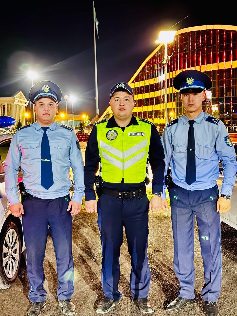 Жыныстық еркек кеудені сипады