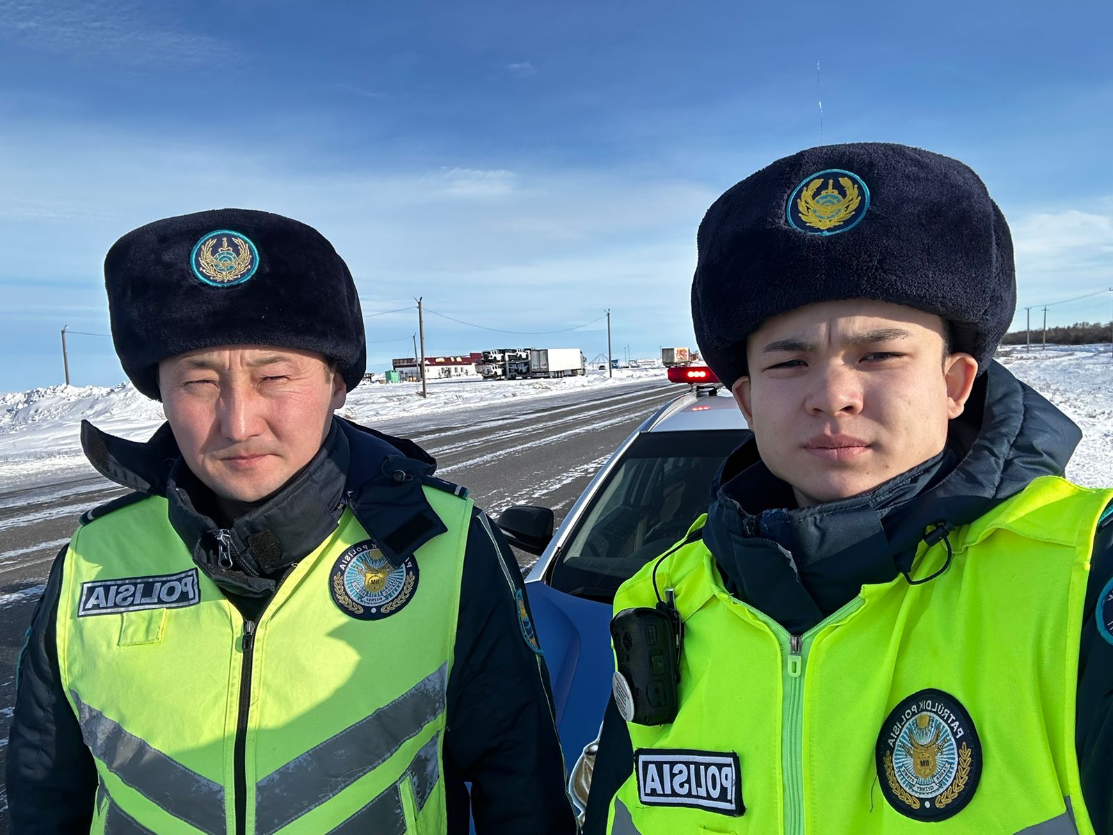 Ақмола полицейлері трассада сынған көлікте қалған отбасына көмектесті