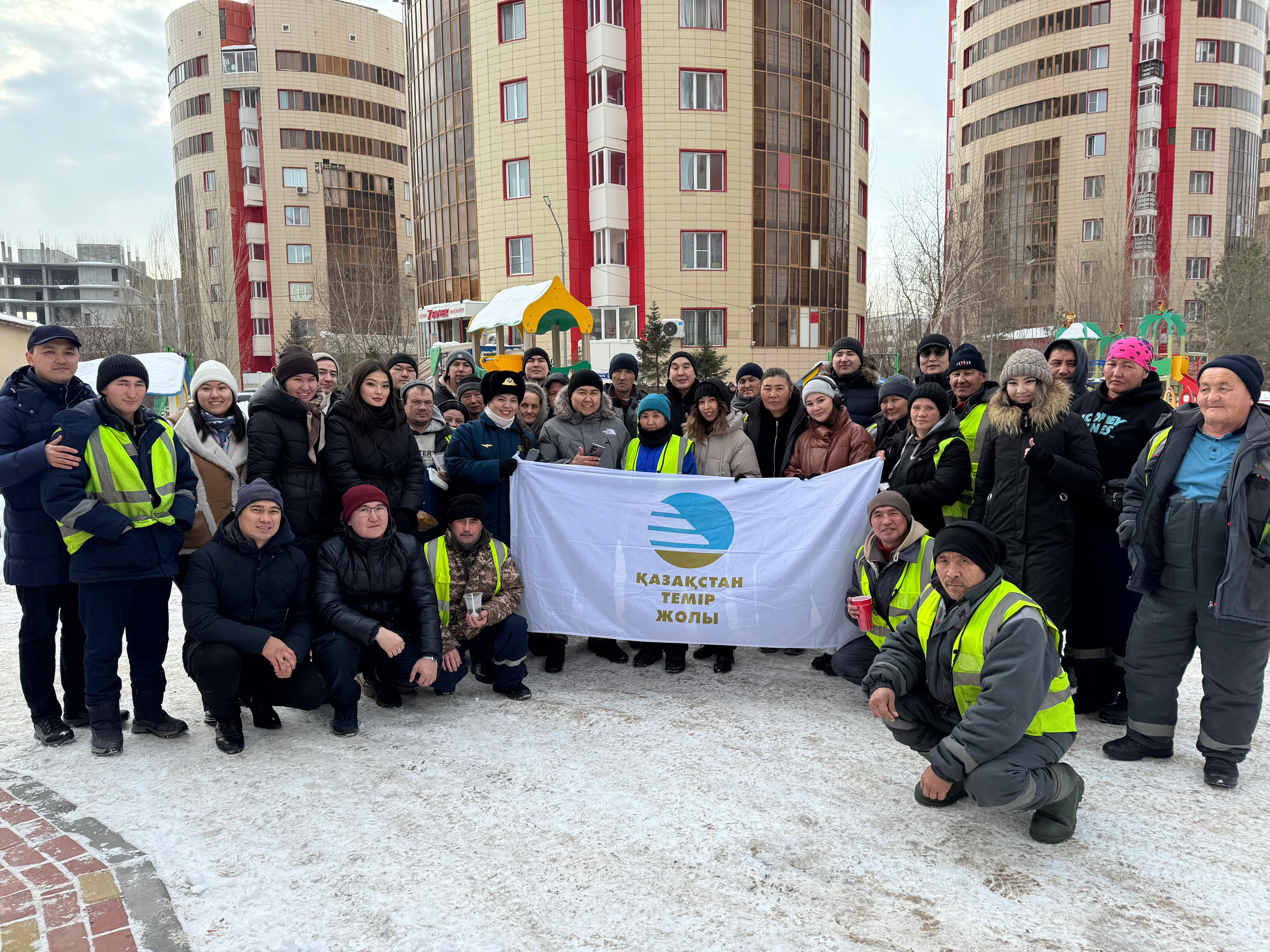 В Астане коммунальным работникам раздали чай и баурсаки