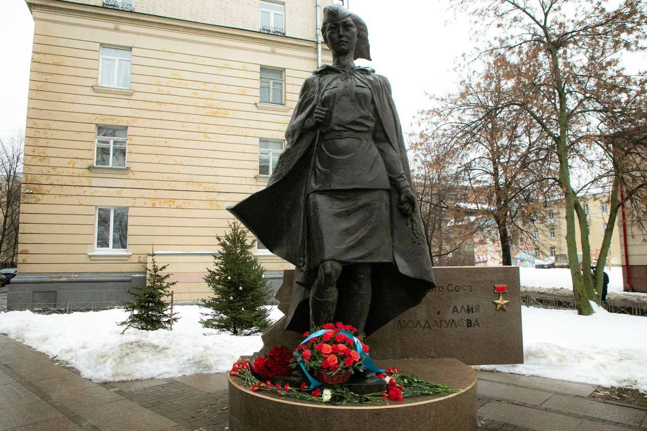 В Санкт-Петербурге почтили память Героя Советского Союза А. Молдагуловой