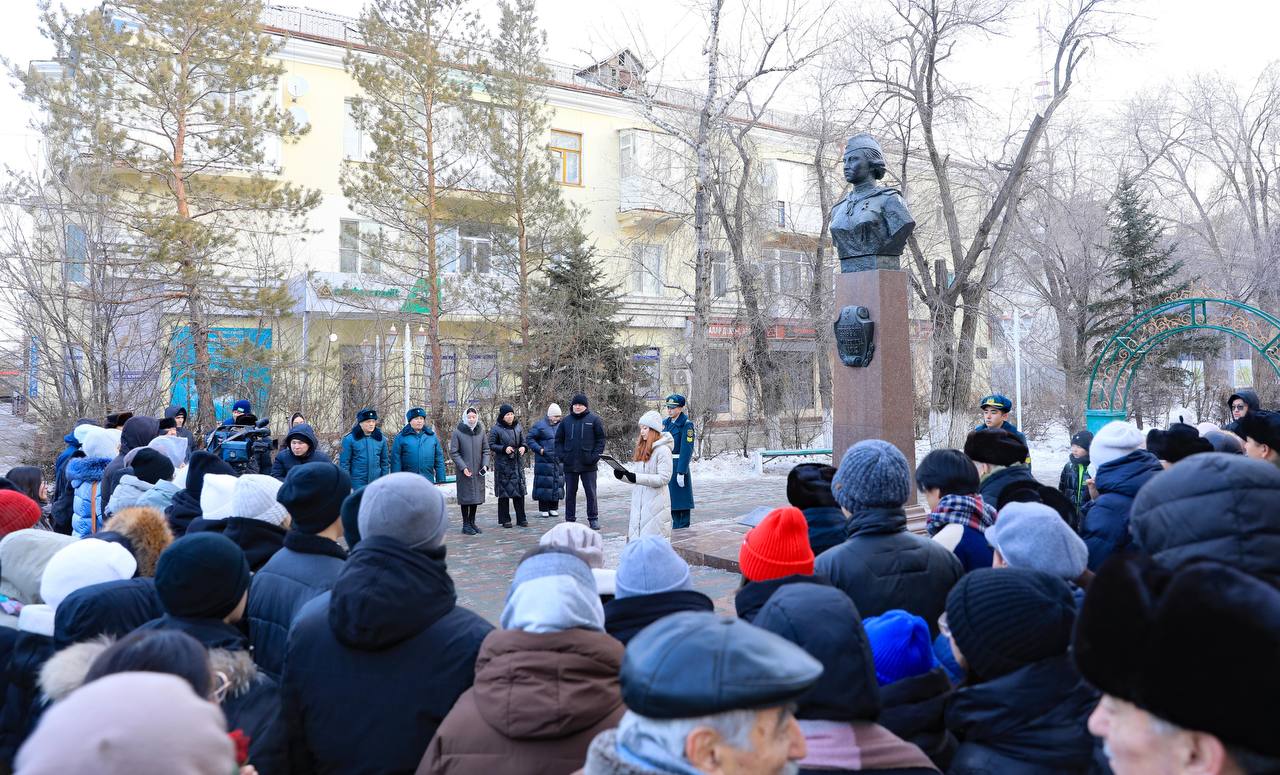 Ақтөбеде Әлия Молдағұлованың ескерткіш-бюстіне гүл шоқтарын қойды