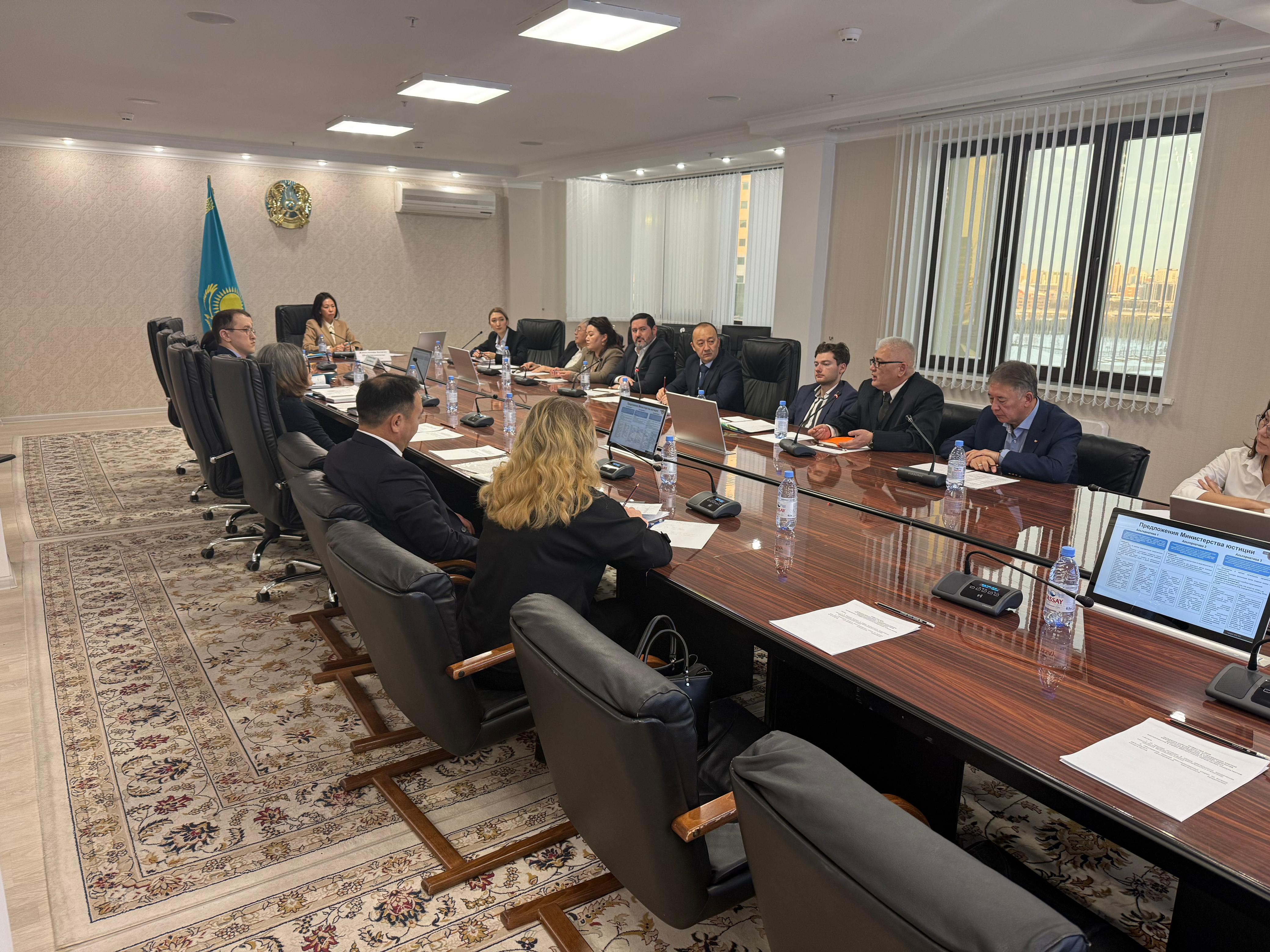 Әділет министрлігі алаңында заң консультанттарының қызметін реттеу жөніндегі жұмыс тобының отырысын өткізді
