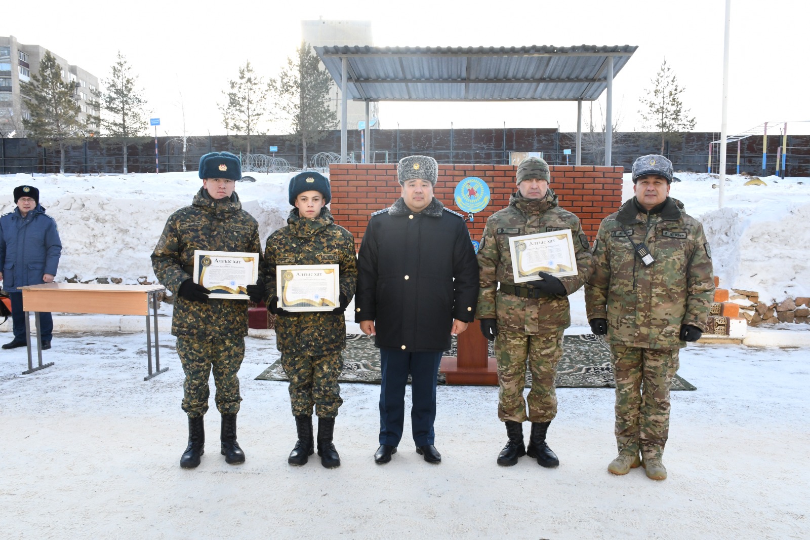 Көкшетауда кісі өлтірді деген күдіктіні ізің суытпай ұстаған әскери қызметшілер марапатталды