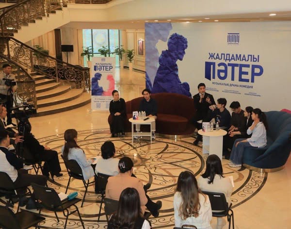ТҮРКІСТАН ТЕАТРЫНЫҢ ЖАС ӘРТІСІ ЖЫЛДЫҢ АЛҒАШҚЫ ПРЕМЬЕРАСЫН САХНАЛАЙДЫ