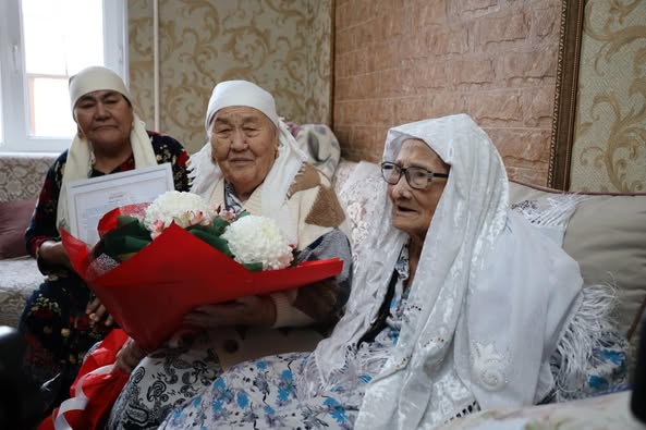 ТҮРКІСТАН: ТӨЛЕБИДЕ ҒАСЫР ЖАСАҒАН ҚАРИЯЛАРҒА ҚҰРМЕТ КӨРСЕТІЛДІ