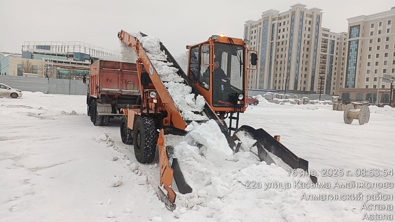 Свыше 2 600 дорожных рабочих вышли на снегоуборочные работы в Астане