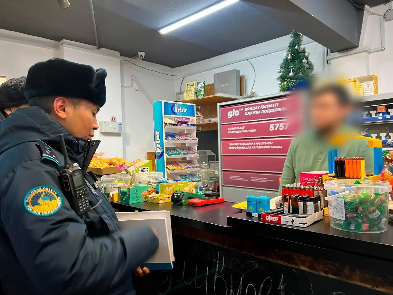 В Астане проводится рейд по незаконной продаже некурительных табачных изделий из насвая
