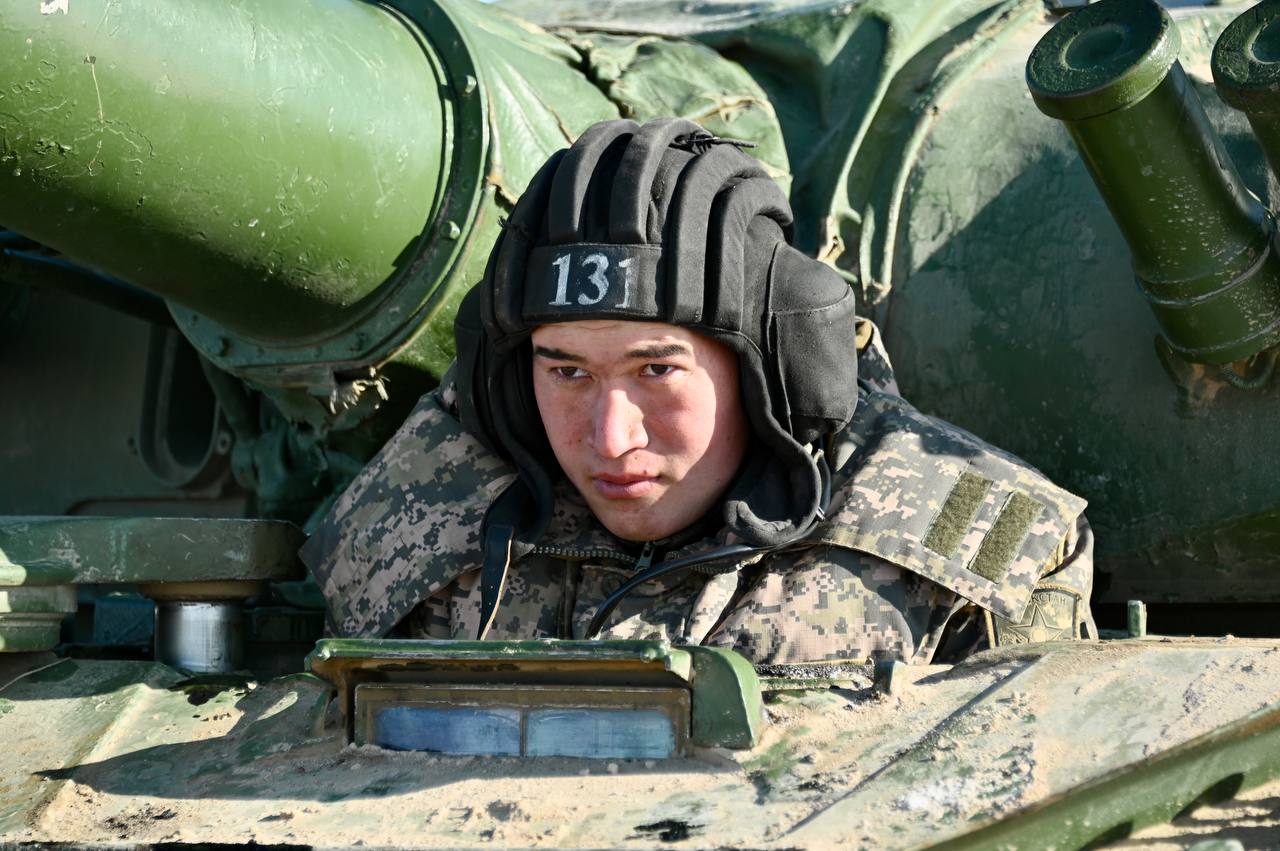 «Мәтібұлақ» полигонында танкистер Т-72 танкін жүргізу дағдыларын жетілдіруде