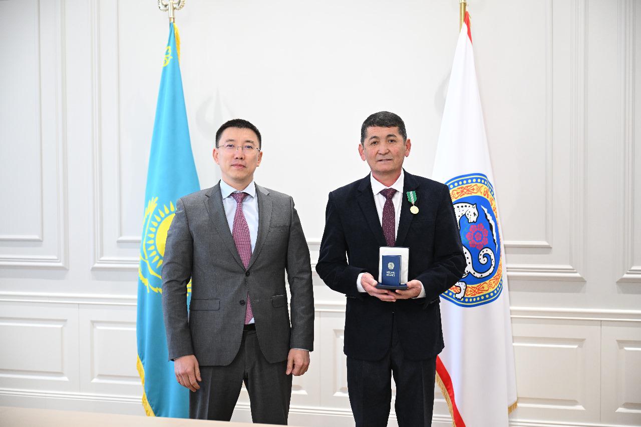 Президент Алматының қоғамдық көлік жүргізушісін «Шапағат» медалімен марапаттады