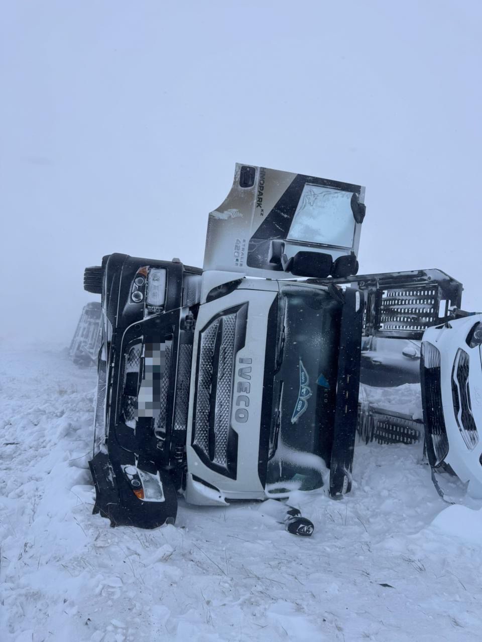 Ақмола облысында кюветке жеті жеңіл автокөлігі бар автожеткізілім түсіп кетті