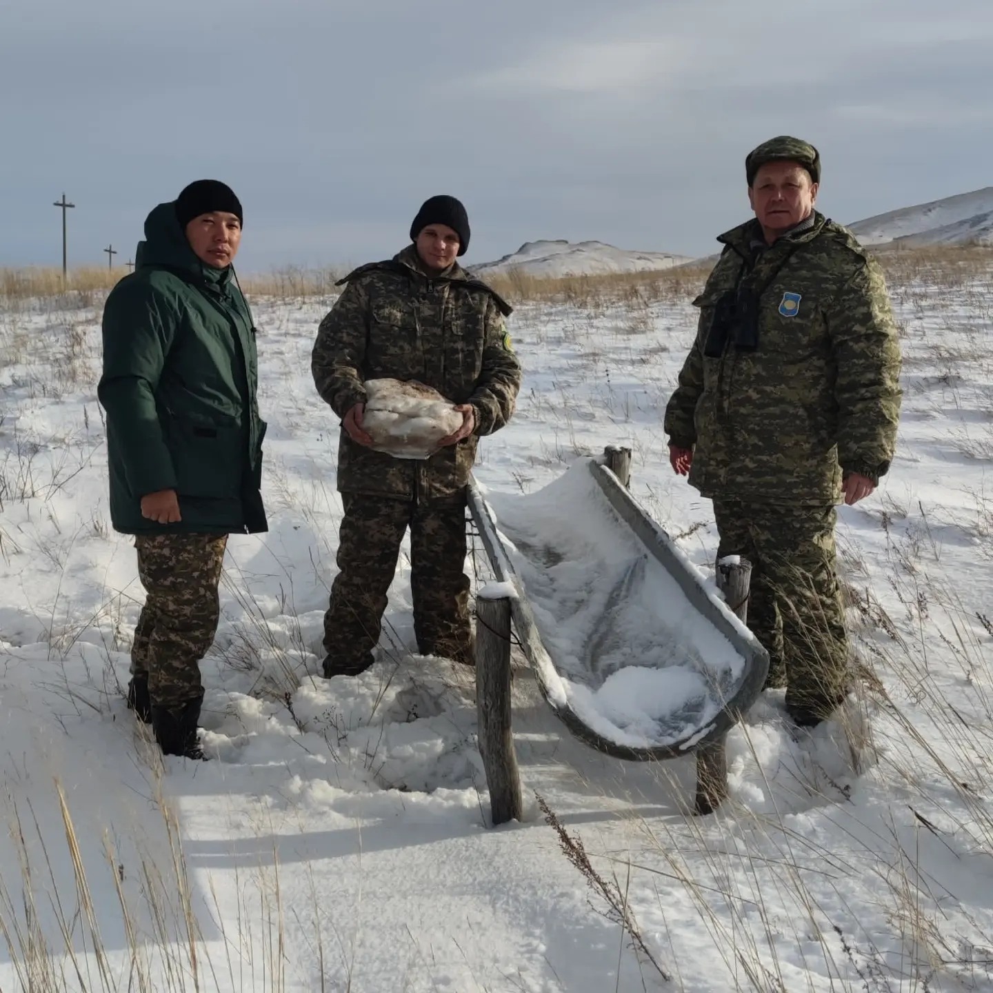Егери национального природного парка «Буйратау» в зимнее время подкармливают животных