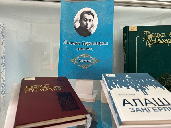 Балалар кітапханасында қарағандылықтардың мерейтойына арналған кітап витринасы безендірілді