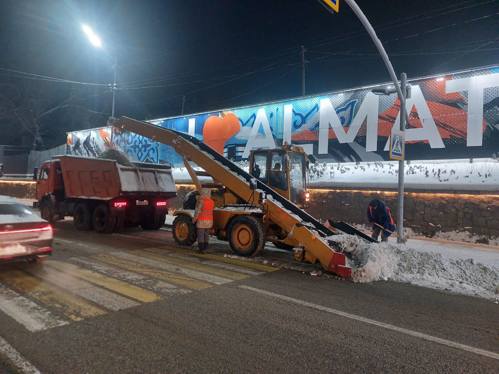 Алматыда 1 200-ден астам жұмысшы мен 573 бірлік техника қар тазалауға жұмылдырылды