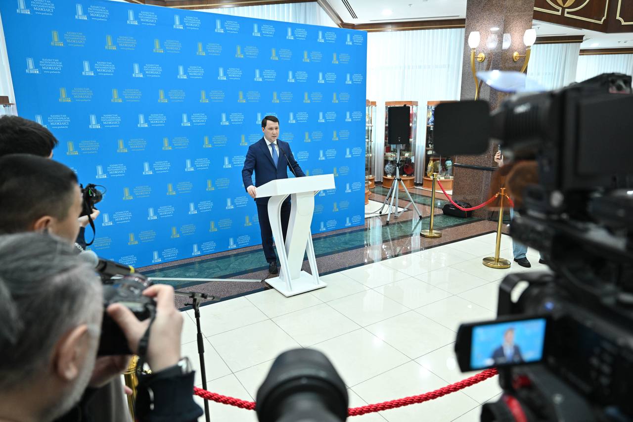 22 января т.г. под председательством Спикера Мажилиса Ерлана Кошанова состоялось пленарное заседание. Мажилис ратифицировал соглашение между правительствами Казахстана и Турции о сотрудничестве в области карантина растений и их защиты, подписанное в Анкаре 10 мая 2022 года. О проекте закона доложил исполняющий обязанности министра сельского хозяйства Ермек Кенжеханулы.