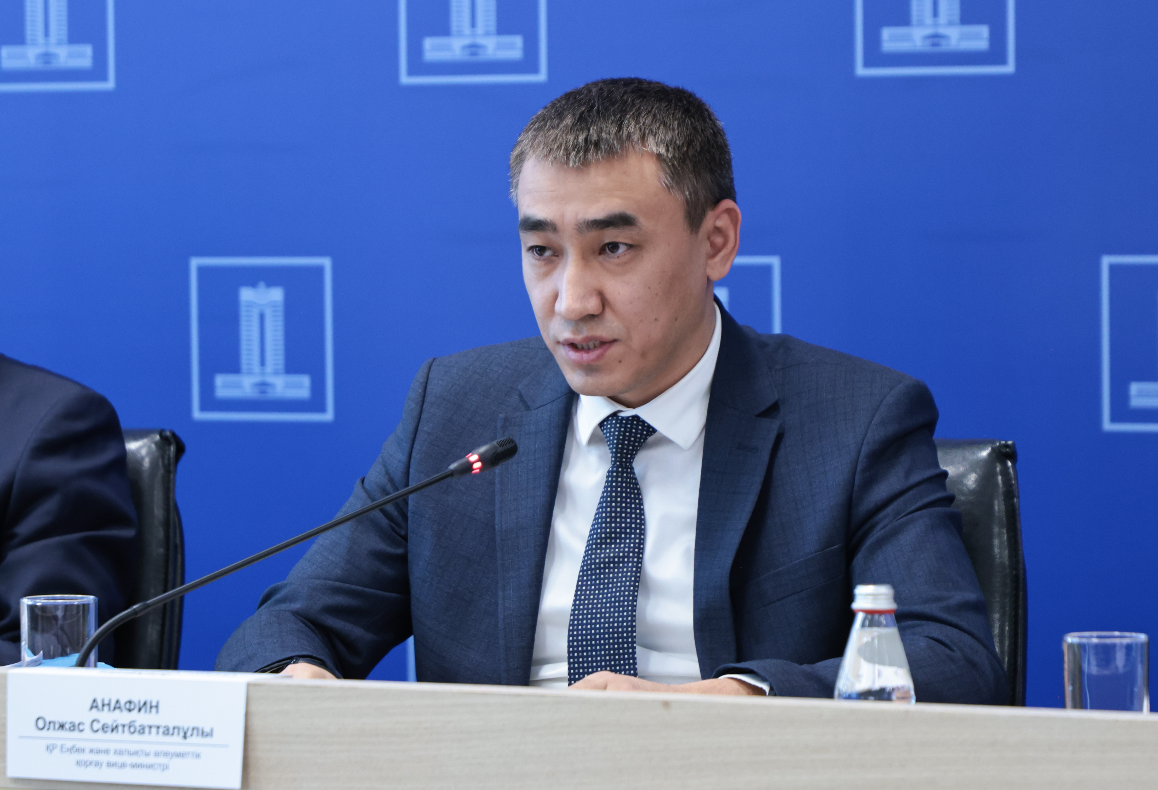 О. Анафин проинформировал о мерах соцподдержки казахстанцев с низкими доходами