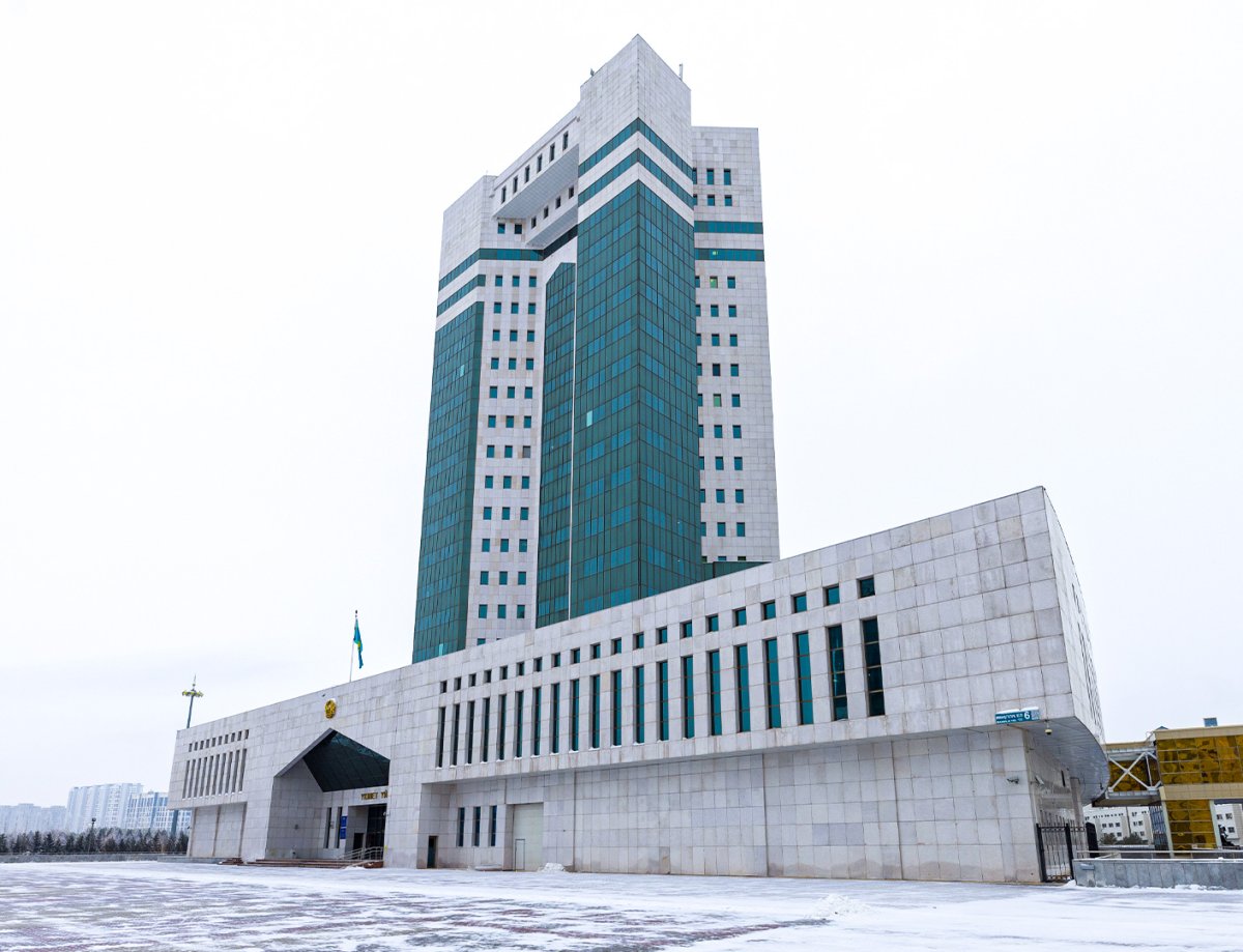 Көшеде трусики жоқ юбкада Өгей шешем мен қайын енемнің көтіндерін қырып, жуамын